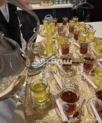 قهوجي الرمال وصبابين مع أغراضهم