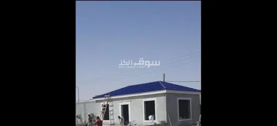 Point de repère en brique, murs-rideaux, stores