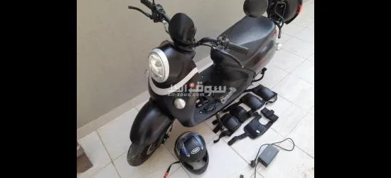 دباب بطة كهربائي مع لبس حماية وخوذة