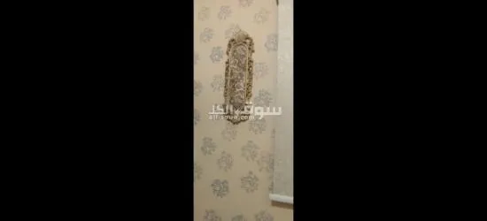 كنب مع الطاولات وادوات الزينة على الحائط - 2