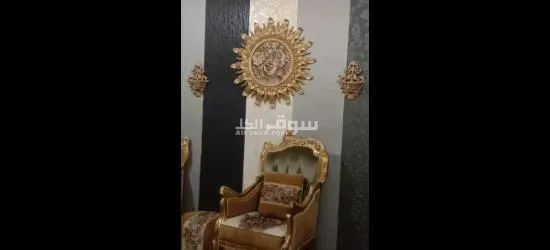 كنب مع الطاولات وادوات الزينة على الحائط - 4